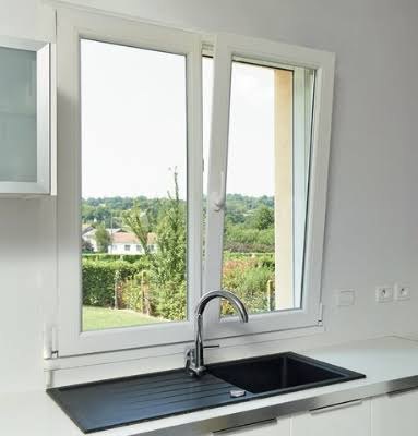 Fenêtre PVC blanche en ouverture oscillo-battante dans une cuisine